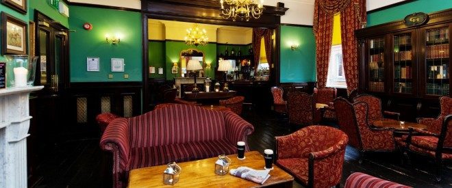 The Library Bar é perfeito para relaxar com uma pint no centro de Dublin. Foto: Central Hotel