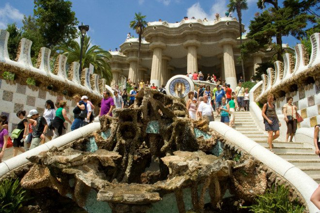 Parque Guell é atração free em Barcelona. © Rkaphotography | Dreamstime.com