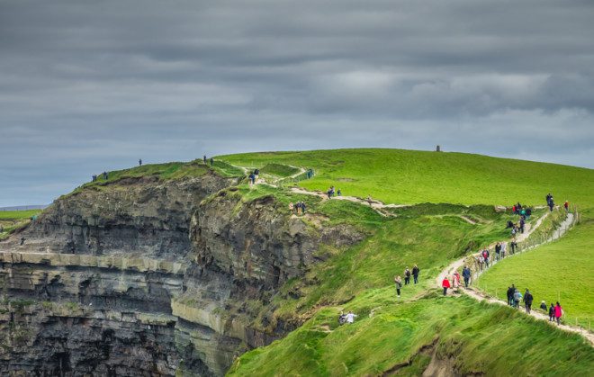 Cliffs of Moher é um dos principais cartões postais da Irlanda. © Paop | Dreamstime.com