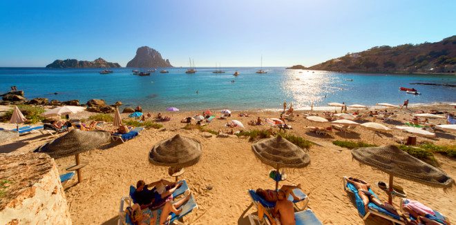 Baladas e boas praias definem Ibiza como destino dos jovens. © Amoklv | Dreamstime.com
