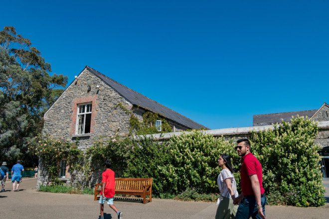 Arredores do Malahide Castle um convite a um chá da tarde © Chon Kit Leong | Dreamstime.com