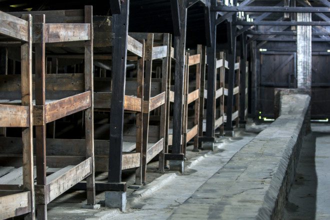 O interior de um quartel mostrando como os prisioneiros estavam alojados em beliches no campo de concentração.© Thomas Wyness | Dreamstime.com