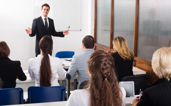 Profissionais em sala de aula. © Iakov Filimonov | Dreamstime.com