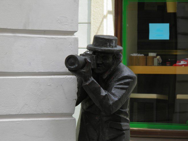 A estátua dos paparazzi em Bratislava.© A1977 | Dreamstime.com