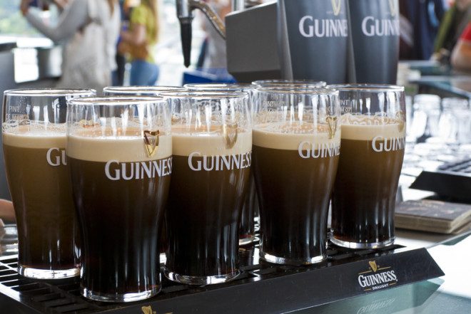 Guinness é a cerveja irlandesa, verdadeiro patrimônio cultural do país.© Volgariver | Dreamstime.com
