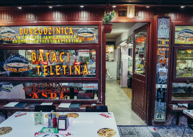 Restaurante tradicional na Bósnia.© Fotokon | Dreamstime.com