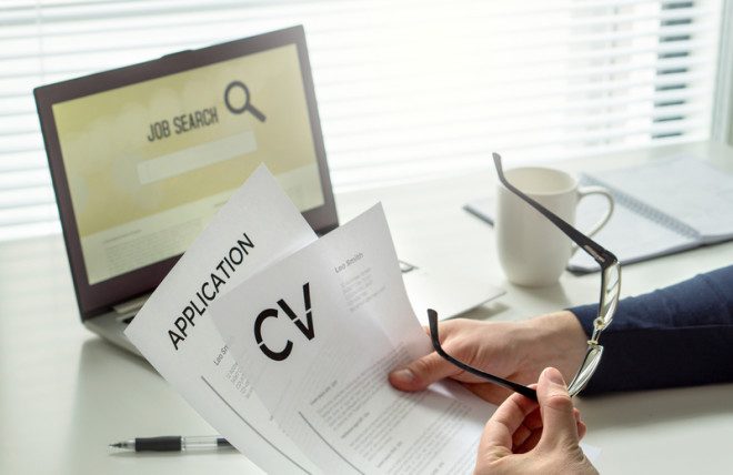 O pessoal do Job Club, vai sentar com você, analisar o seu CV, corrigi-lo e reestrutura-lo se necessário.© Tero Vesalainen | Dreamstime.com