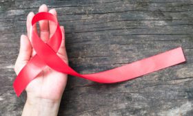 Como a Irlanda se comporta em relação a portadores do HIV?