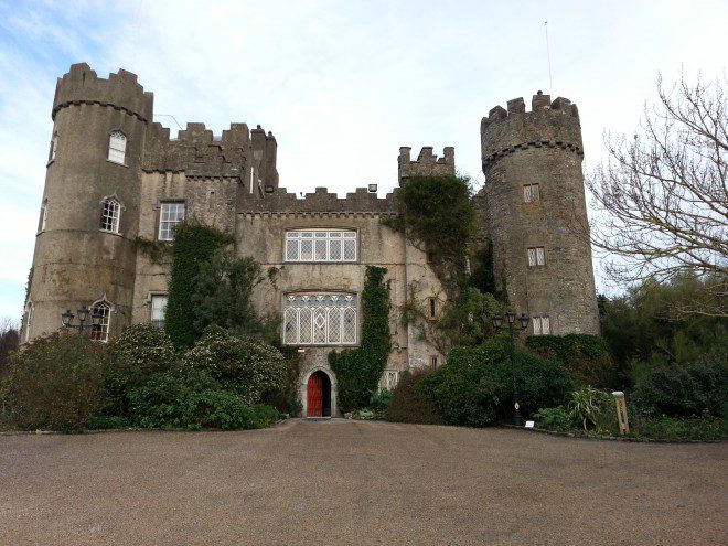 Há menos de 40min de Dublin o Malahide Castle é um dos castelos assombrados da Irlanda. Foto: Júlia Paniz