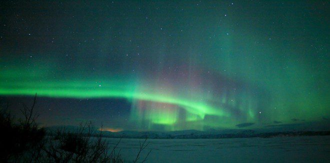 Auroras boreais vermelhas dão show nos céus da Europa e América; vídeo