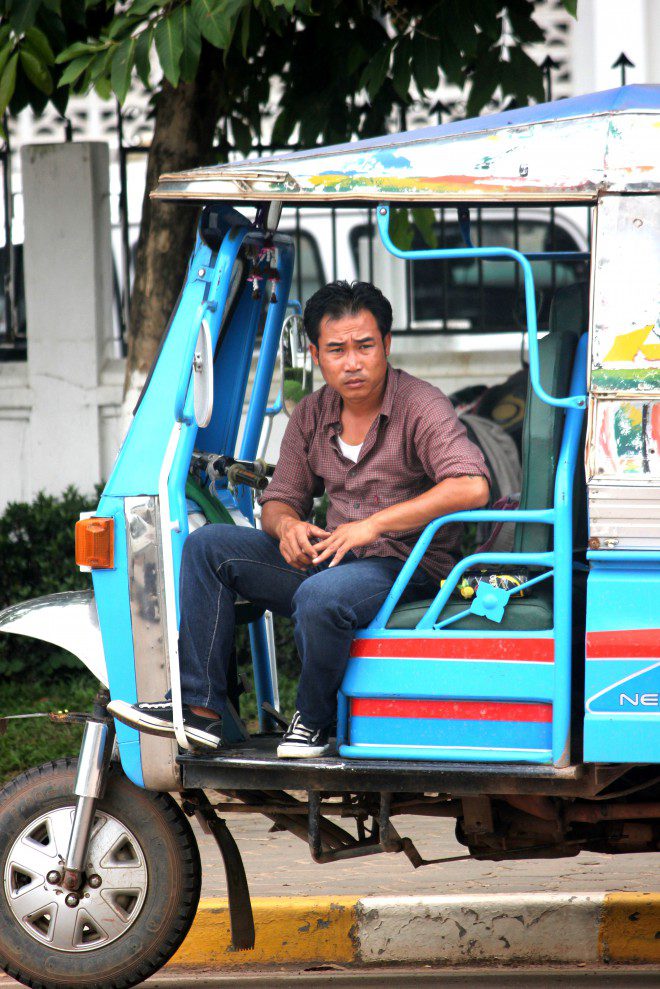 Motorista de Tuk Tuk, em Vietiene, Laos. Foto: Ávany França