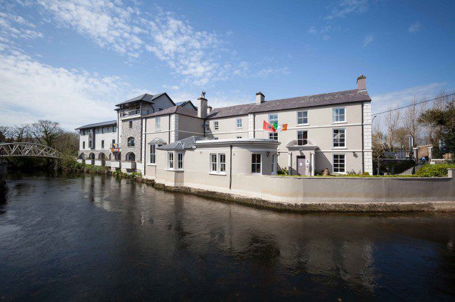 Hostel em Ennis oferece boa localização e muita cultura irlandesa. Crédito: rowantreehostel.ie