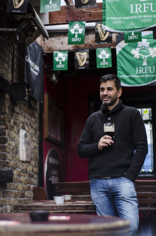 Fabiano já curtindo a Irlanda e claro uma boa Guinness. Foto:Arquivo Pessoal