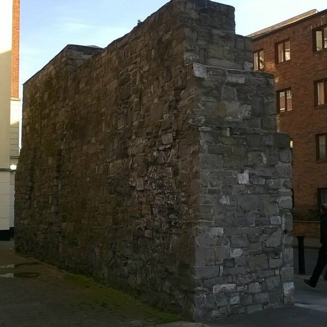 Parte remanescente do muro de Dublin fica localizado próximo à Thomas St. Foto: Elizabeth Gonçalves