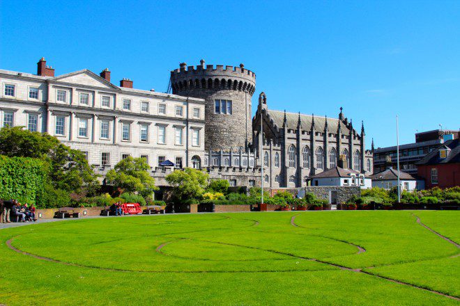 Região onde hoje temos o jardim do Dublin Castle marcava o encontro dos rios Liffey e Poddle, dando origem ao nome da cidade