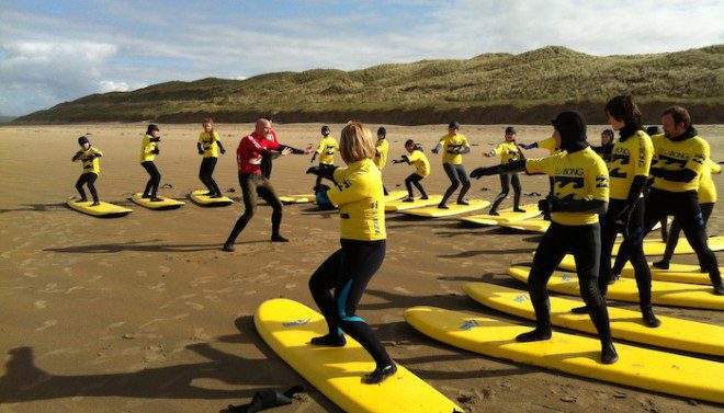 Aulas de surf em Bundoran - Reprodução: surfworld.ie