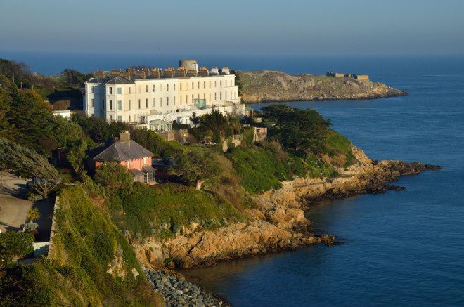 O parque fica a 15 minutos de caminhada da estação Dalkey do Dart e a 25 minutos da estação Killiney