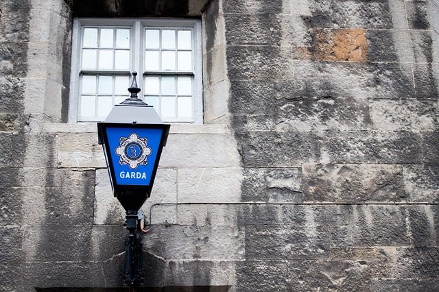 Como eu me envolvi com a polícia com apenas algumas semanas na Irlanda . Créditos: Pixabay.