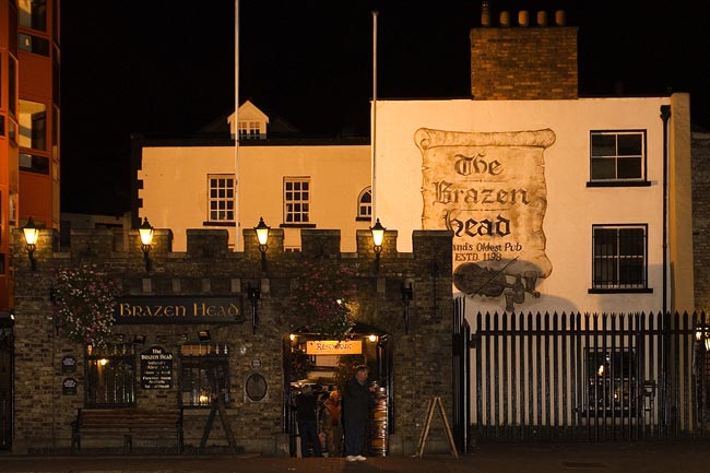 Considerado um dos pubs mais antigos da Irlanda. Créditos: Site Oficial.
