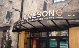 Conheça a Destilaria Jameson em Dublin – All That Jess#43