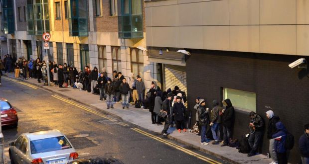 Fila para a retirada do visto na imigração de Dublin. Fonte: Irish Times