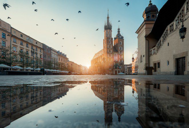 Market square e St. Mary's Basilica em Cracóvia. Créditos: shutterstock.