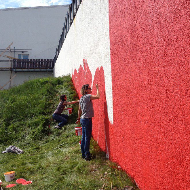 Entre muitos trabalhos voluntários durante a viagem Gabi se aventura como pintora na cidade de Borgarnes, ao norte de Reykjavik. Arquivo pessoal 