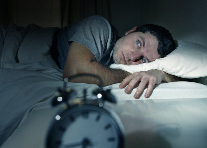 Ficar acordado na noite anterior ao voo não é a melhor estratégia para evitar o Jet Lag. Créditos: Shutterstock.