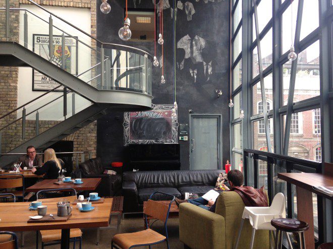 Cafés aconchegantes em Dublin são ideais para relaxar. Foto: Divulgação