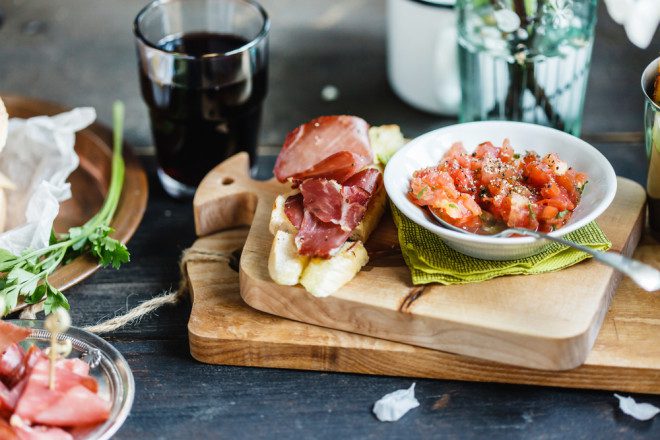 Tapas também são opções em alguns restaurantes italianos. Para cada bebida consumida, o petisco é gratis. Créditos: Shutterstock.