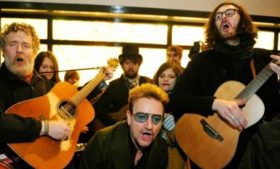Bono, Hozier, The Script e Glen Hansard cantam nas ruas de Dublin