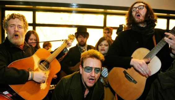 Bono, Hozier, The Script e Glen Hansard cantam nas ruas de Dublin