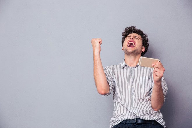 A felicidade ao conseguir uma entrevista para acomodação. Créditos: Shutterstock.