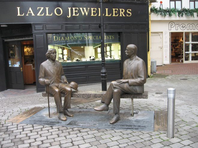 Estátuas de Oscar Wilde e Eduard Vilde, em Galway. Foto: Livne