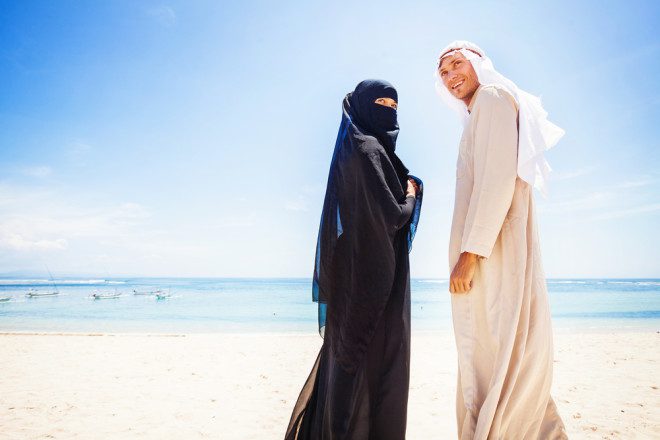 Em Dubai, as mulheres devem usar a burca e turistas devem ficar atentos aos costumes. Crédito: apid/Depositphotos