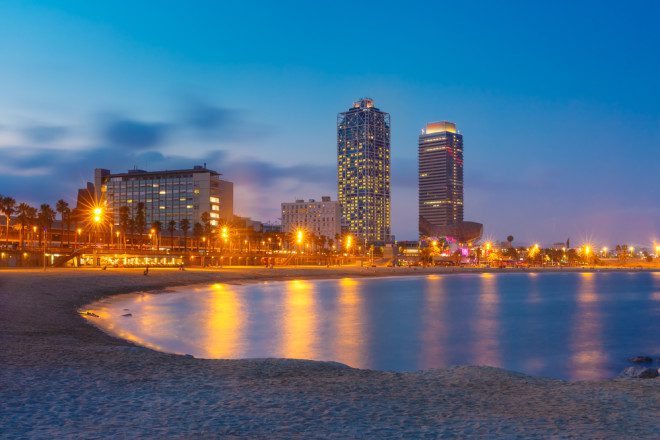 Em Barcelona, a galera se reúne na praia ao entardecer e depois parte para os bares. Crédito: olgacov/Depositphotos