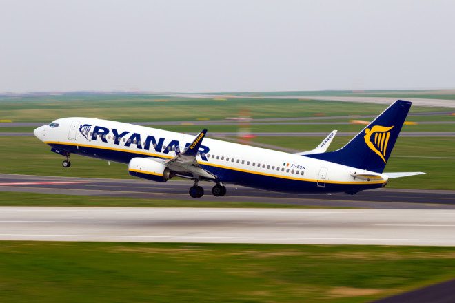 A Ryanair é uma das maiores cias aéreas low cost da Europa. Crédito: Senohrabek/Depositphotos