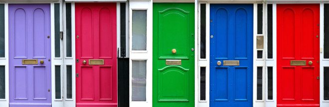 As portas coloridas são tradicionais em toda a Irlanda. Crédito: Ddkg | Dreamstime.com