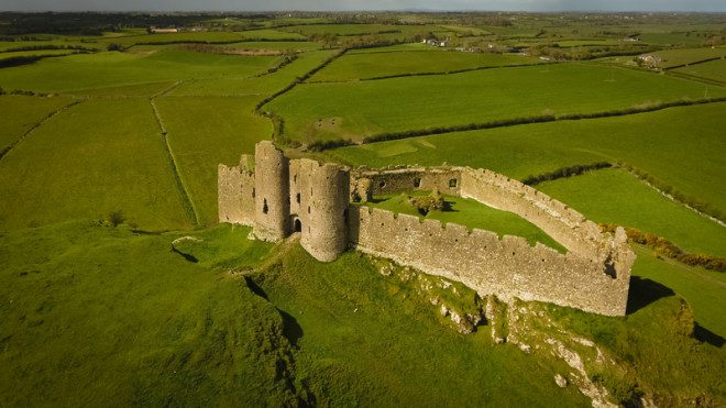 O Roche Castle é um dos pontos turísticos de Dundalk. Crédito: Daniel M. Cisilino | Dreamstime.com