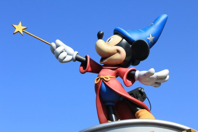 Encontrar os personagens como o Mickey: felicidade para todos. Crédito: Senatorjoanna | Dreamstime.com