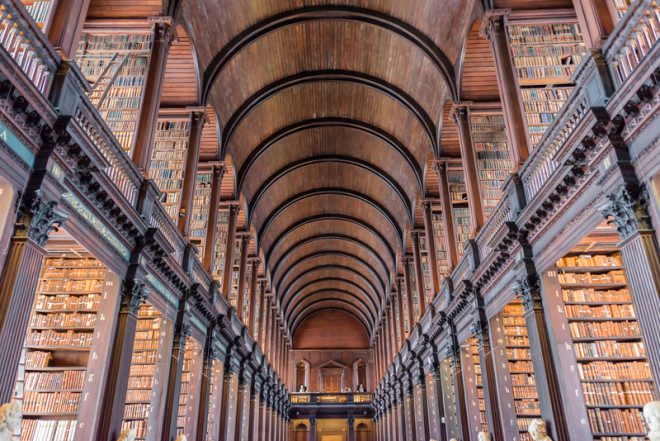 A famosa biblioteca da Trinity College, em Dublin, que recebe alunos de todo o mundo.@ Delstudio | Dreamstime.com