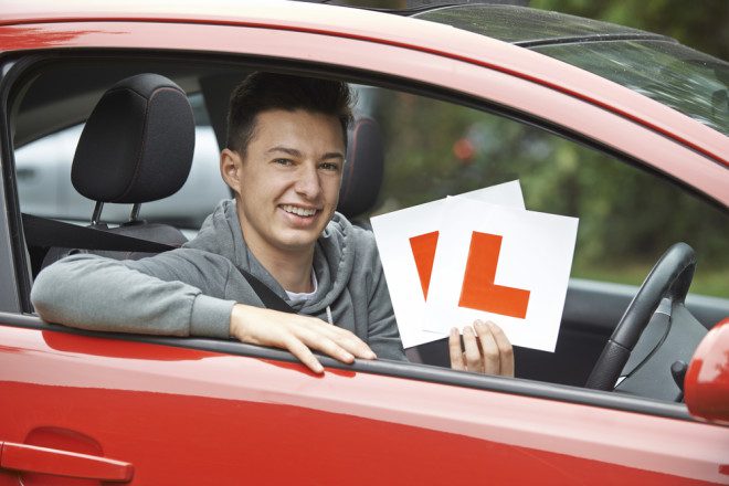 O adesivo com o L é obrigatório para quem possui a carteira de motorista provisória na Irlanda. Fonte: Shutterstock