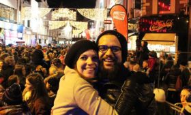 Luzes de Natal sendo acesas na Grafton Street