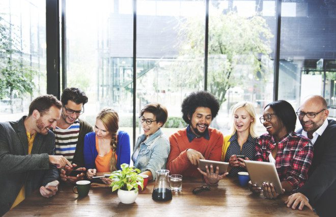 Faça amigos multiculturais. Foto Shutterstock