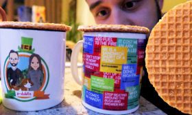 Como comer Stroopwafel Holandês