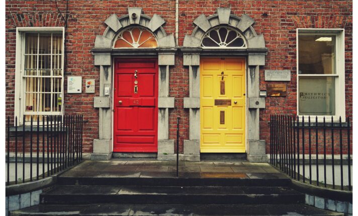 Por que as portas das casas irlandesas são coloridas?