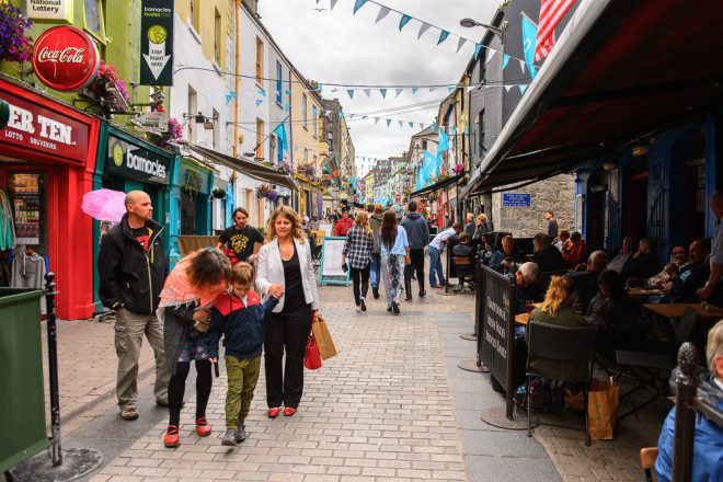 Galway, no interior da Irlanda, é uma das opções alternativas. Foto: Shutterstock