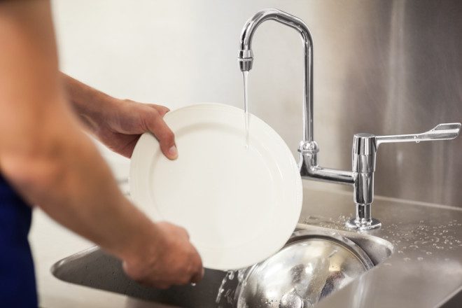 Ajudante de cozinha requer muita energia, paciência e gritos dos cozinheiros estressados. Crédito: Shutterstock