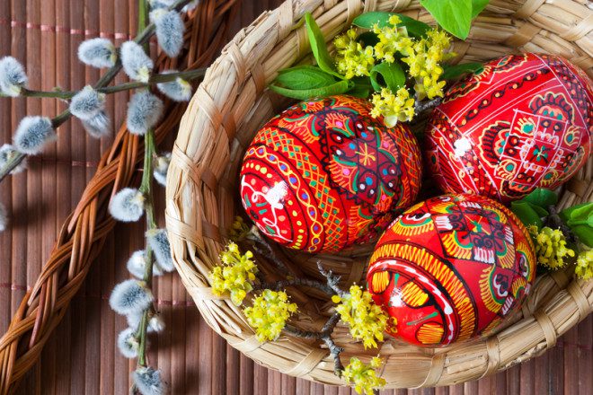 Uma antiga tradição de pintar ovos culminou na versão recheadas de chocolate que temos hoje. © Kaprik | Dreamstime.com