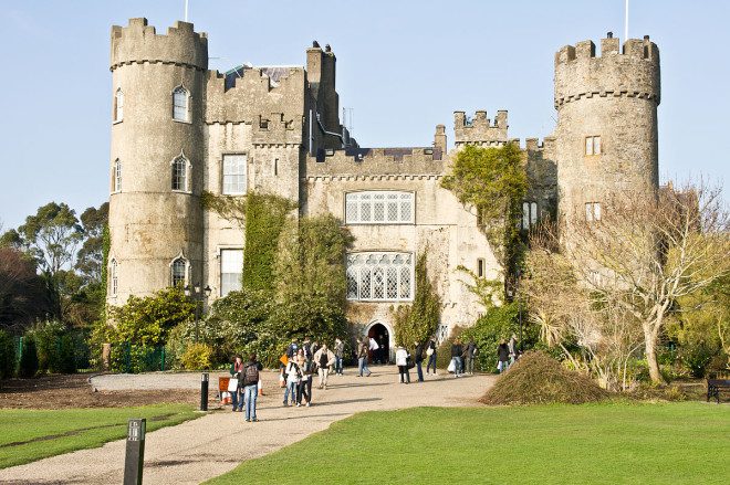 Aula de yoga ao ar livre nos jardins do Malahide Castle.Reprodução: Wikipedia